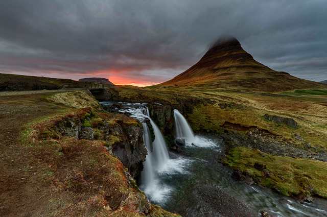 Kirkjufellsfoss-Waterfall-and-Kirkjufell-Mountain